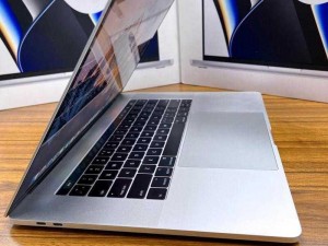 18 岁的 macbook pro，工艺精湛，性能强劲