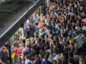 都市拥挤现象：城市拥挤背后的挑战与应对之道